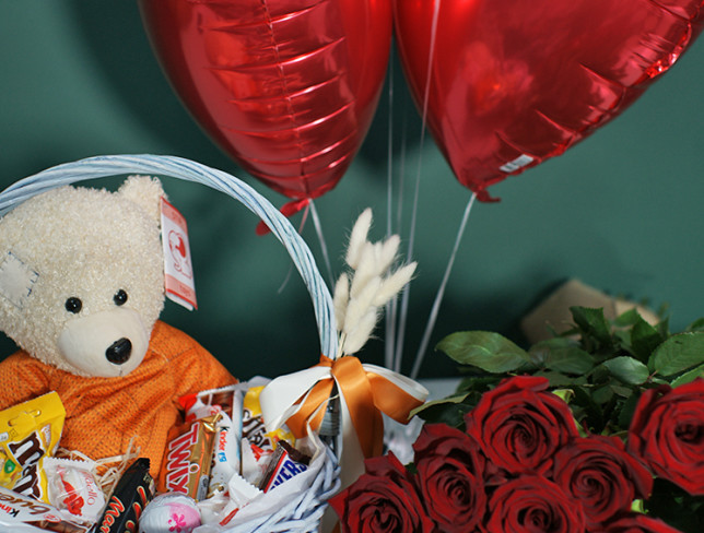 Set: Bouquet of 25 premium Dutch red roses 80-90 cm, 5 heart-shaped foil balloons and Teddy Bear Basket No. 1 photo